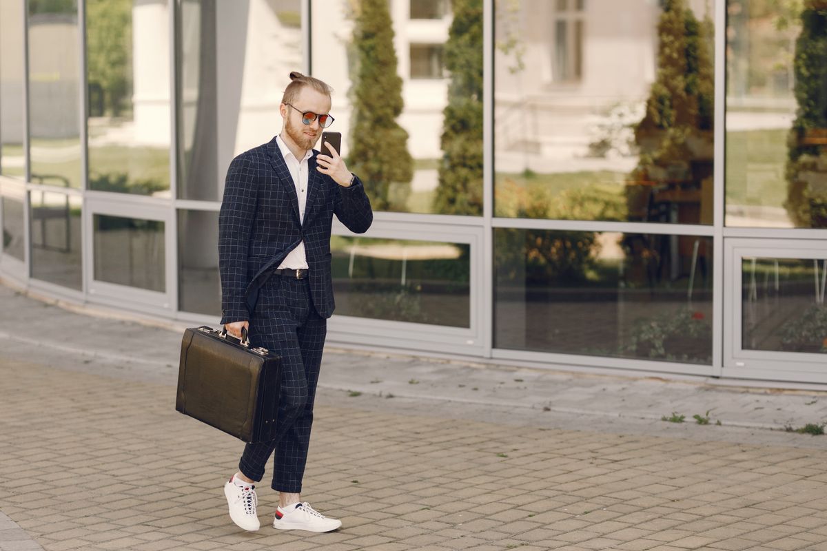 Dress Shoes vs Sneakers: Comfort, Cost, and When to Wear Each