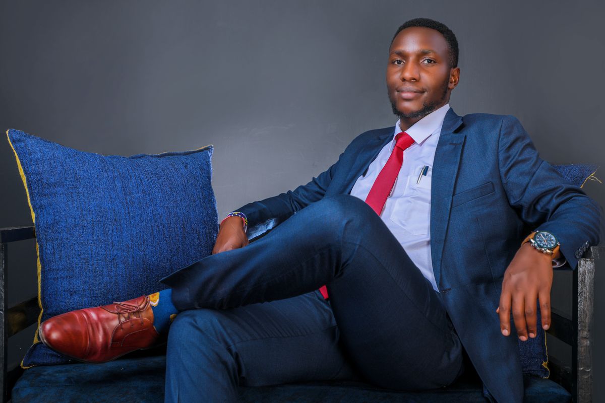 What Color Shoes to Wear With a Navy Suit